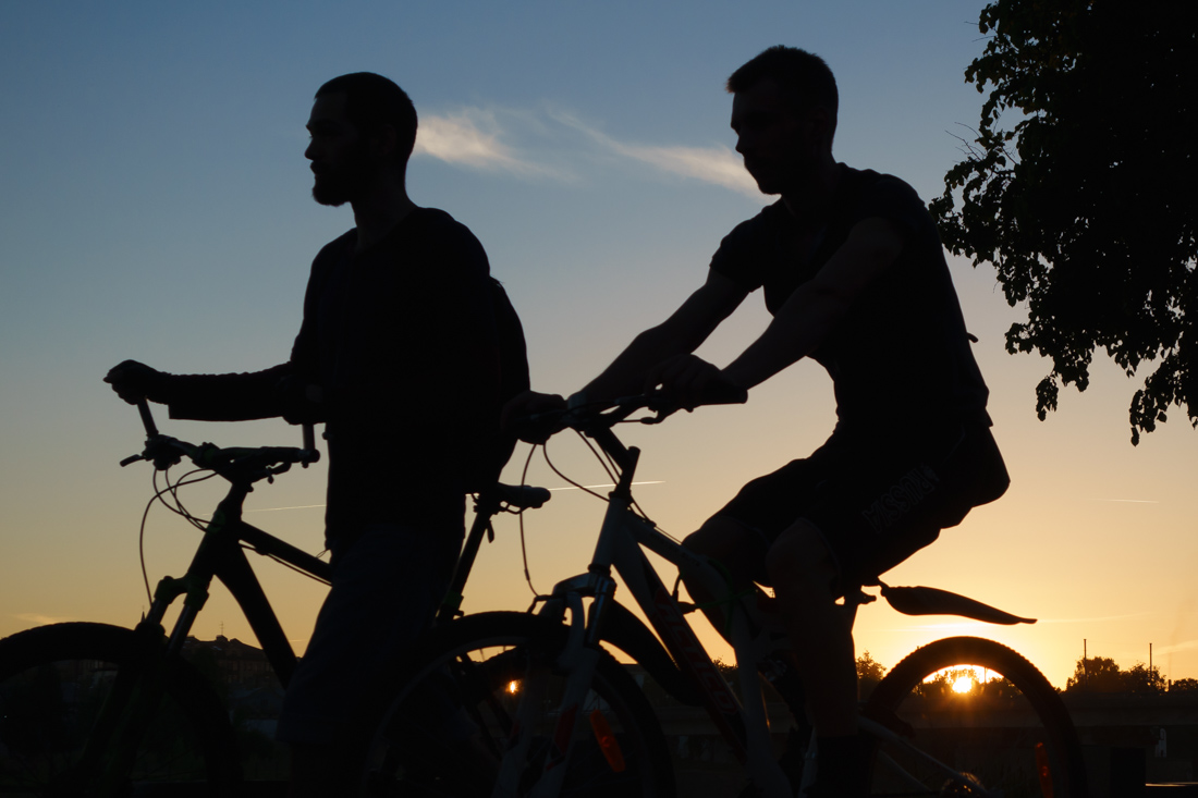 Велосипедисты на закате