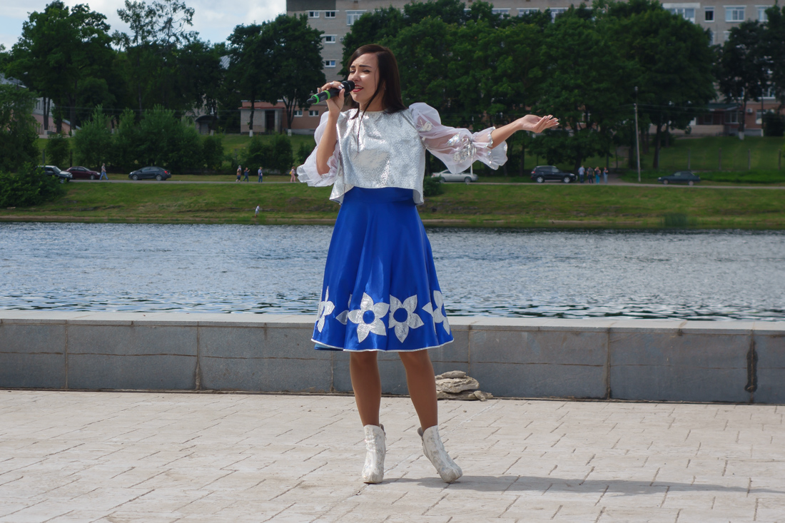 День города во Пскове: поющая девушка