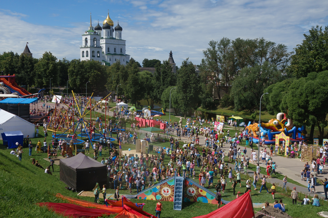 День города во Пскове: народ в Финском парке