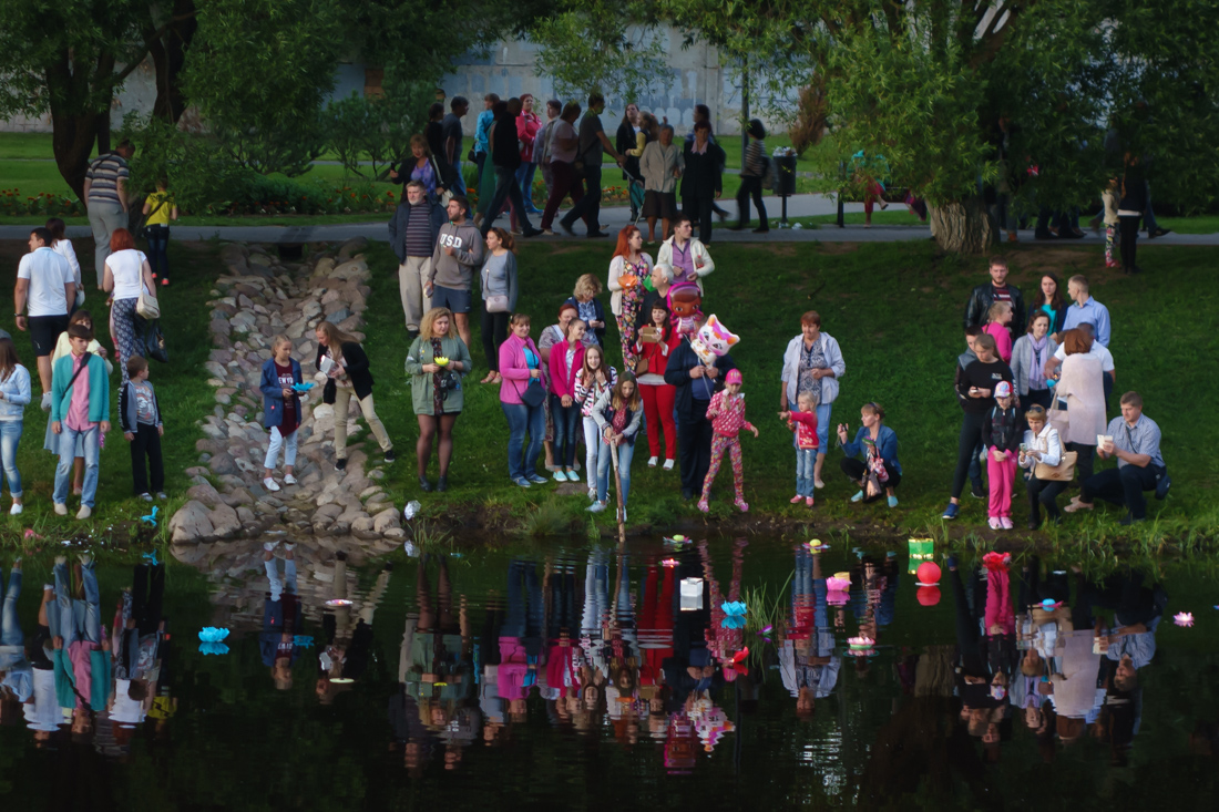 День города во Пскове: запуск водных фонариков