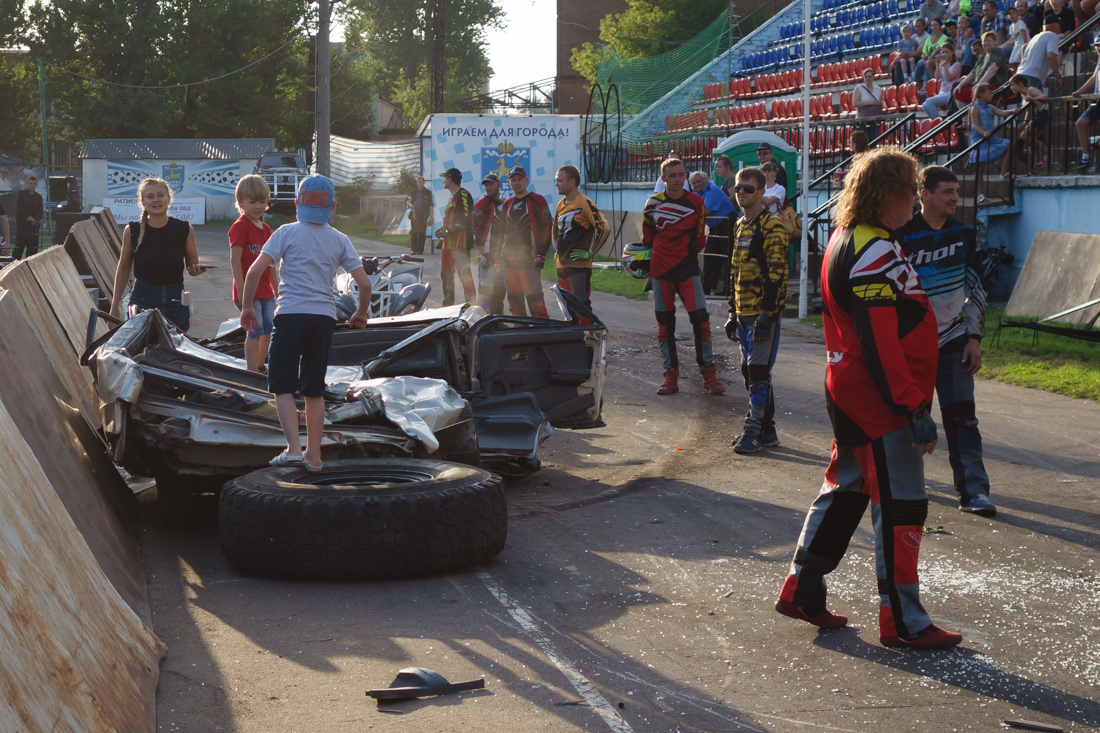 «Автородео XXI век» во Пскове: дети веселятся на останках авто