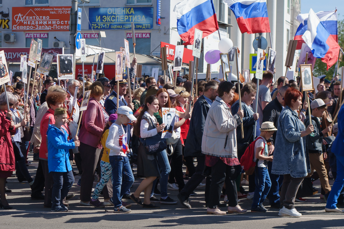 День Победы во Пскове: люди в колонне «Бессмертного полка»