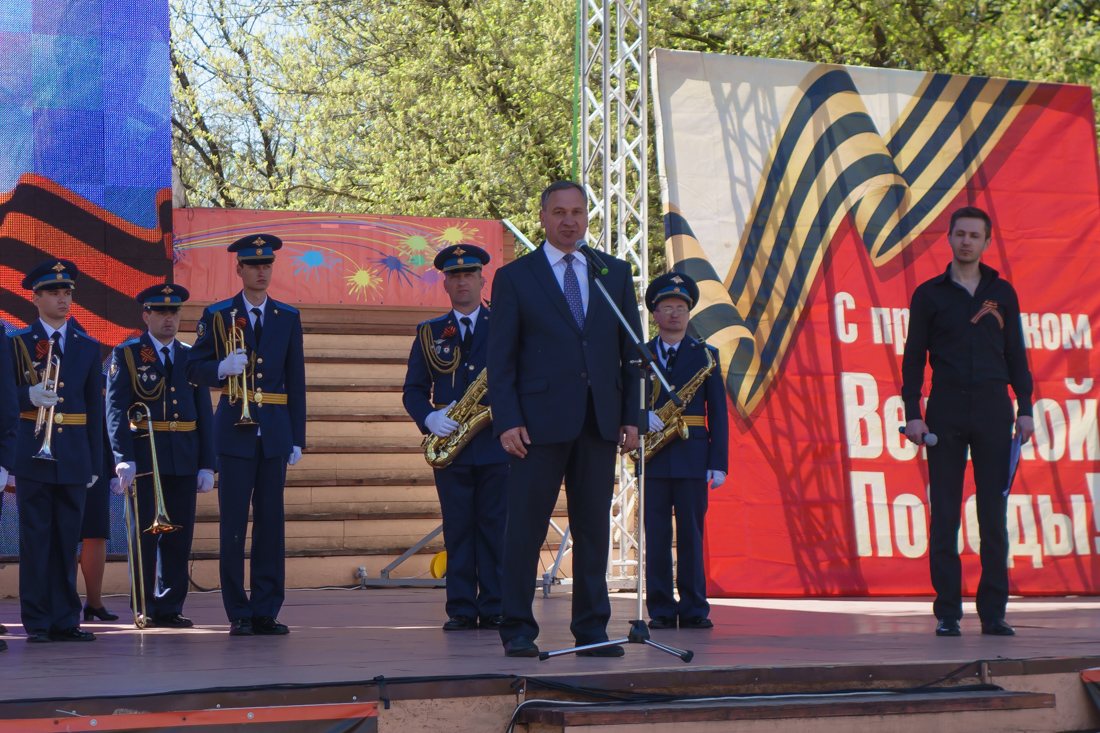 День Победы во Пскове: Иван Цецерский выступает