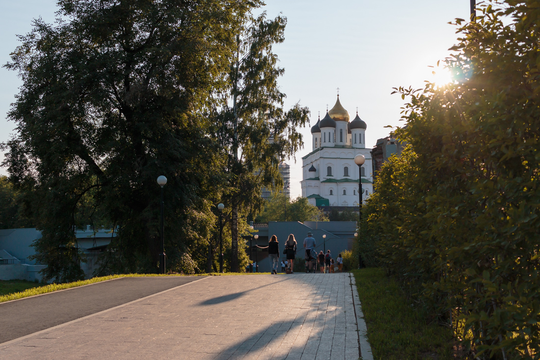 Псков: дорожка от парка Строителей к Троицкому мосту