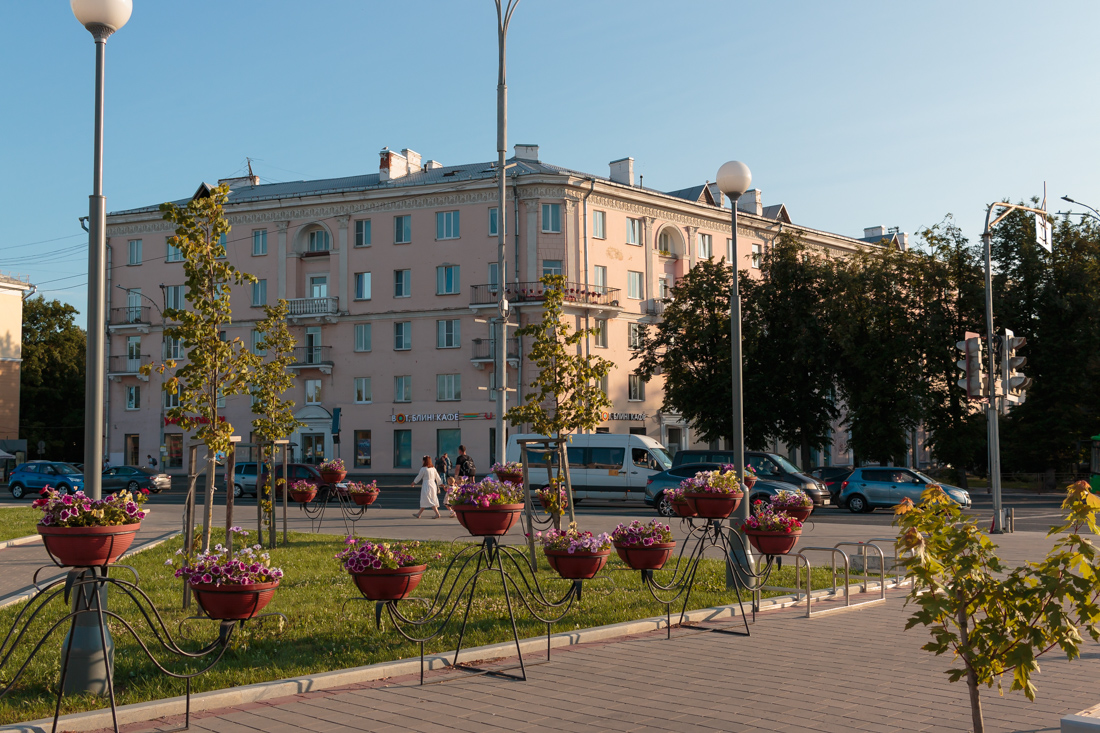 Псков: клумбы на площади Ленина